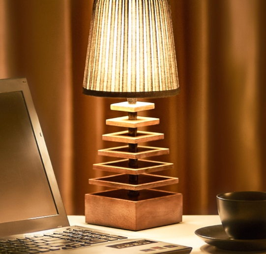 Настольная лампа из дерева.